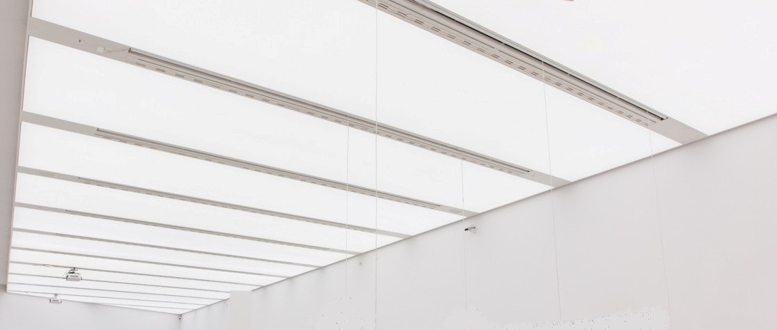 Sufit napinany z wbudowanym oświetleniem LED w Galerii Mangha, widoczne aluminiowe profile i biała powłoka DPS, z systemem sterowania Dali.