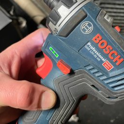 Aleksander Musioł - Akumulatorowa wkrętarka Bosch Professional GSR 12V-35 HX trzymana w dłoni, widoczny wskaźnik naładowania baterii i ustawienie momentu obrotowego