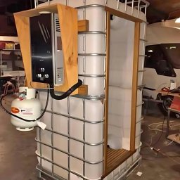 Aleksander Musioł - Samodzielnie wykonana kabina prysznicowa z podgrzewaczem gazowym, umieszczona w zbiorniku IBC z metalowym stelażem i drewnianą obudową.