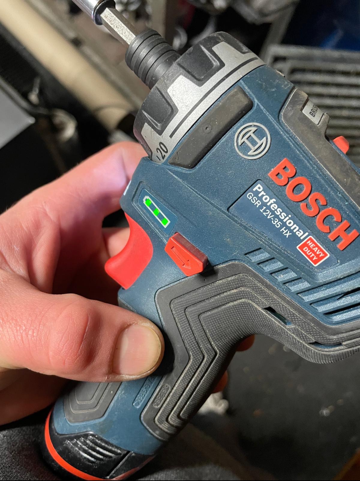 Akumulatorowa wkrętarka Bosch Professional GSR 12V-35 HX trzymana w dłoni, widoczny wskaźnik naładowania baterii i ustawienie momentu obrotowego