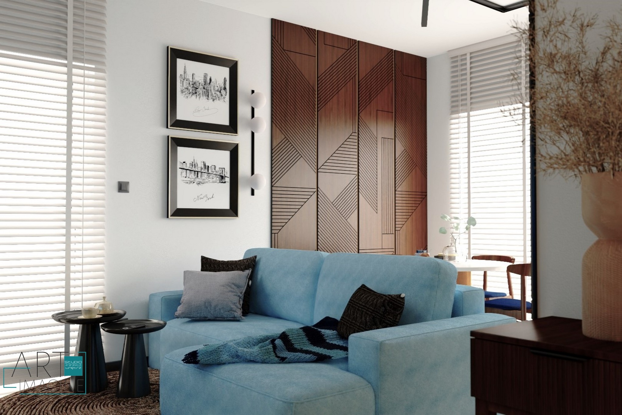 Salon z jasnoniebieską sofą, drewnianą ścianą z geometrycznym wzorem, stolikami kawowymi i dekoracjami ściennymi w czarnych ramkach.