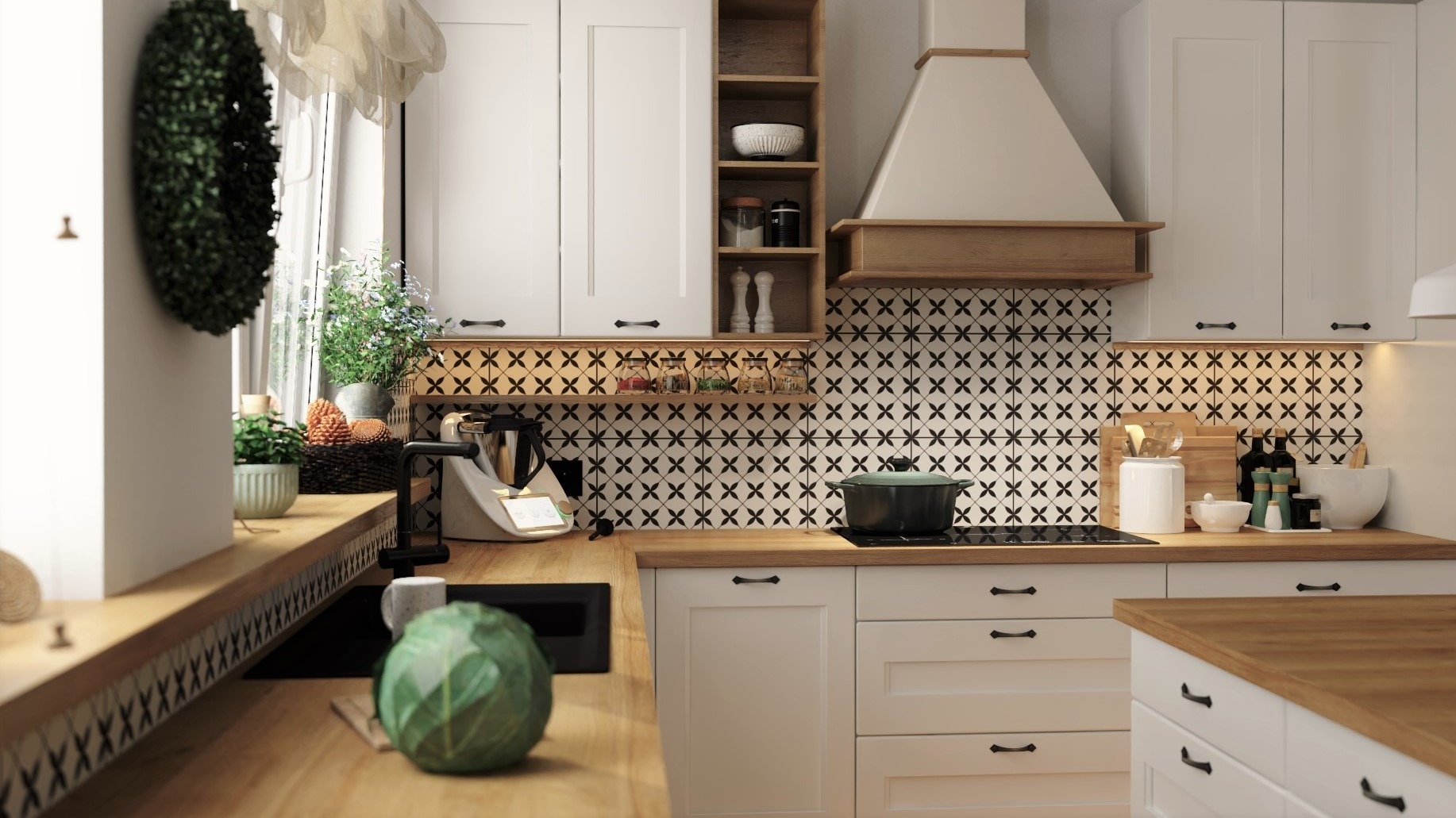 Jasna kuchnia z drewnianymi blatami i czarno-białą mozaiką na ścianie, wyposażona w nowoczesne sprzęty i dekoracje, w tym wieniec nad oknem i świeżą kapustę na blacie.