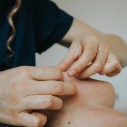 Masaż Hadado- praca nad liftingiem twarzy i szyi, problem lwiej zmarszczki, opadającej powieki, opadających kącików ust, drugi podbródek, bruzdą nosowo-wargową.