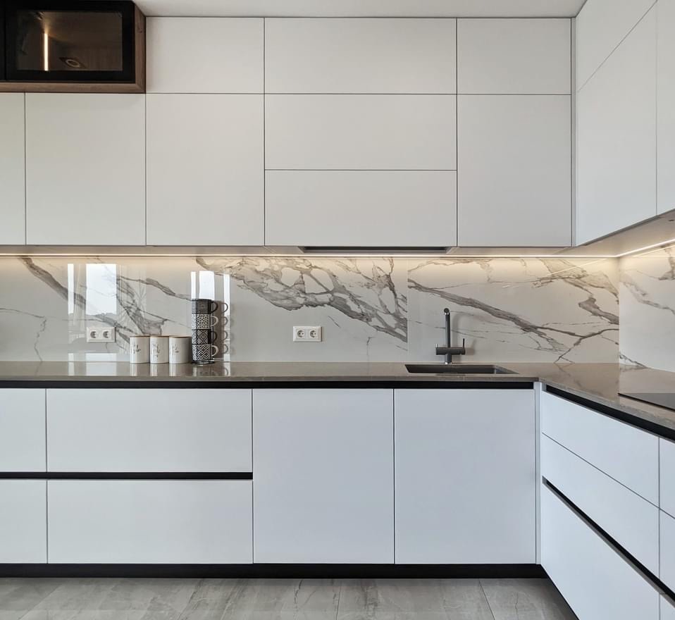 Projekt i wykonanie kuchni na wymiar wraz z oświetleniem i blatami