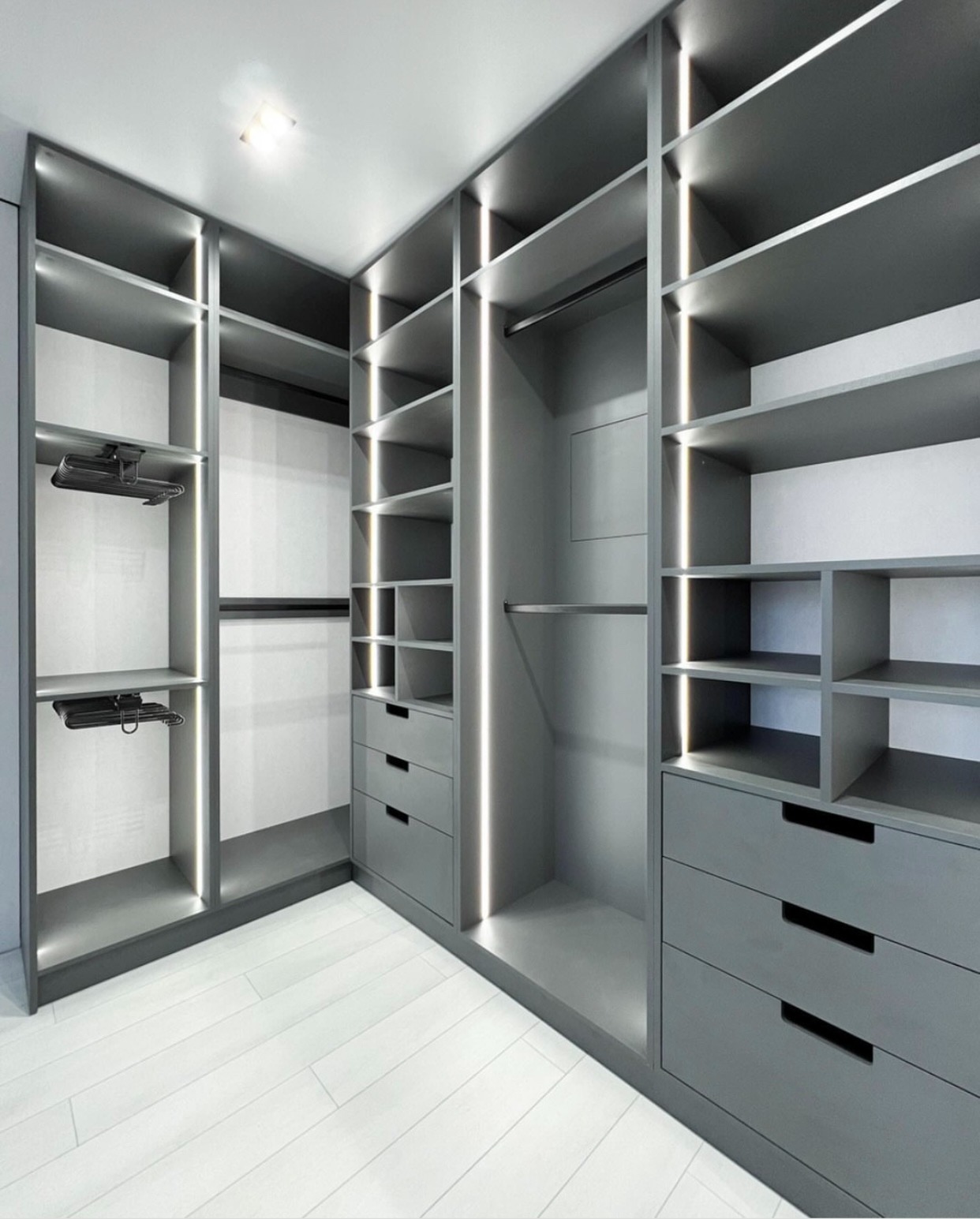 Projekt i wykonanie garderoby wraz z oświetleniem i elektroniką