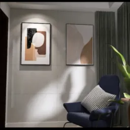 Aranżacja pokoju dziennego z ciemnoniebieskim fotelem, poduszką w biało-czarną pepitkę, dwoma abstrakcyjnymi obrazami na ścianie i wysoką rośliną doniczkową przy lampie.