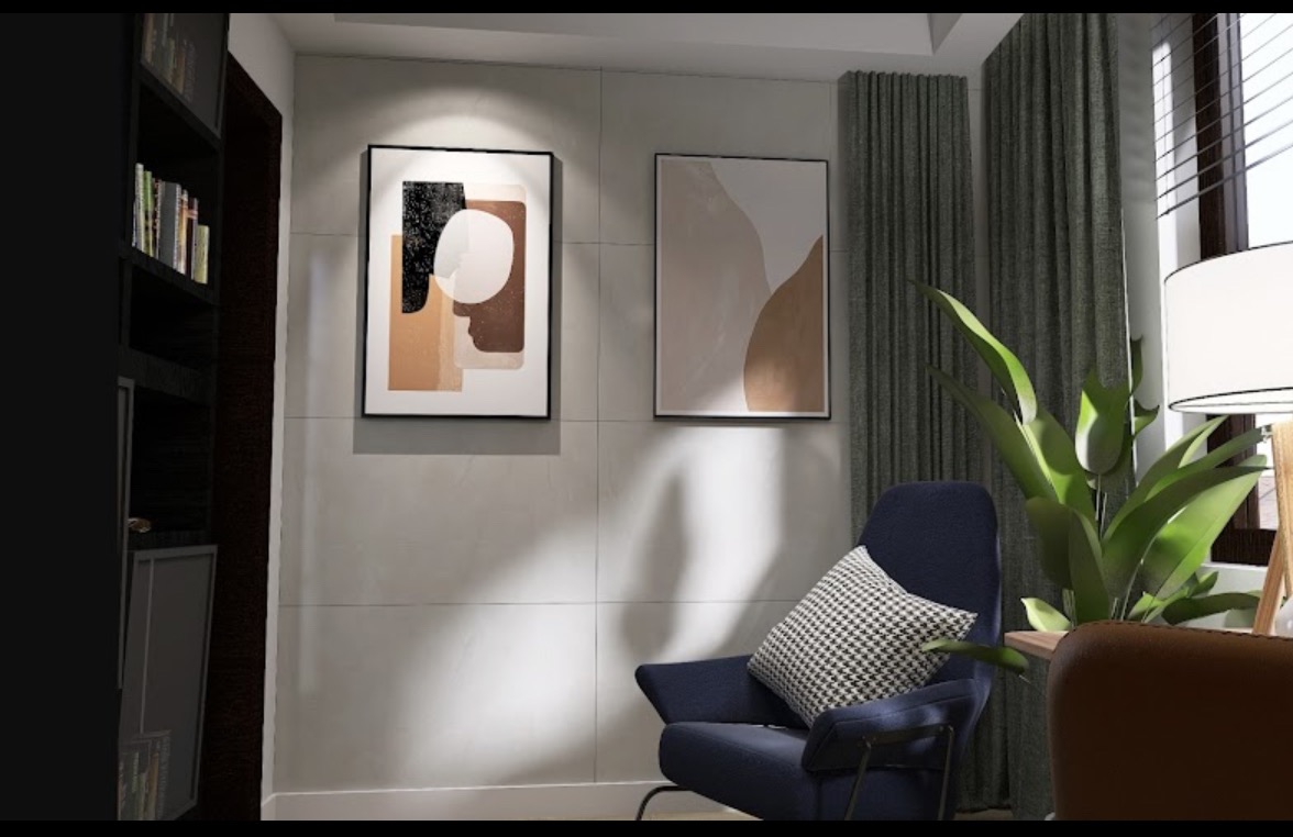 Aranżacja pokoju dziennego z ciemnoniebieskim fotelem, poduszką w biało-czarną pepitkę, dwoma abstrakcyjnymi obrazami na ścianie i wysoką rośliną doniczkową przy lampie.