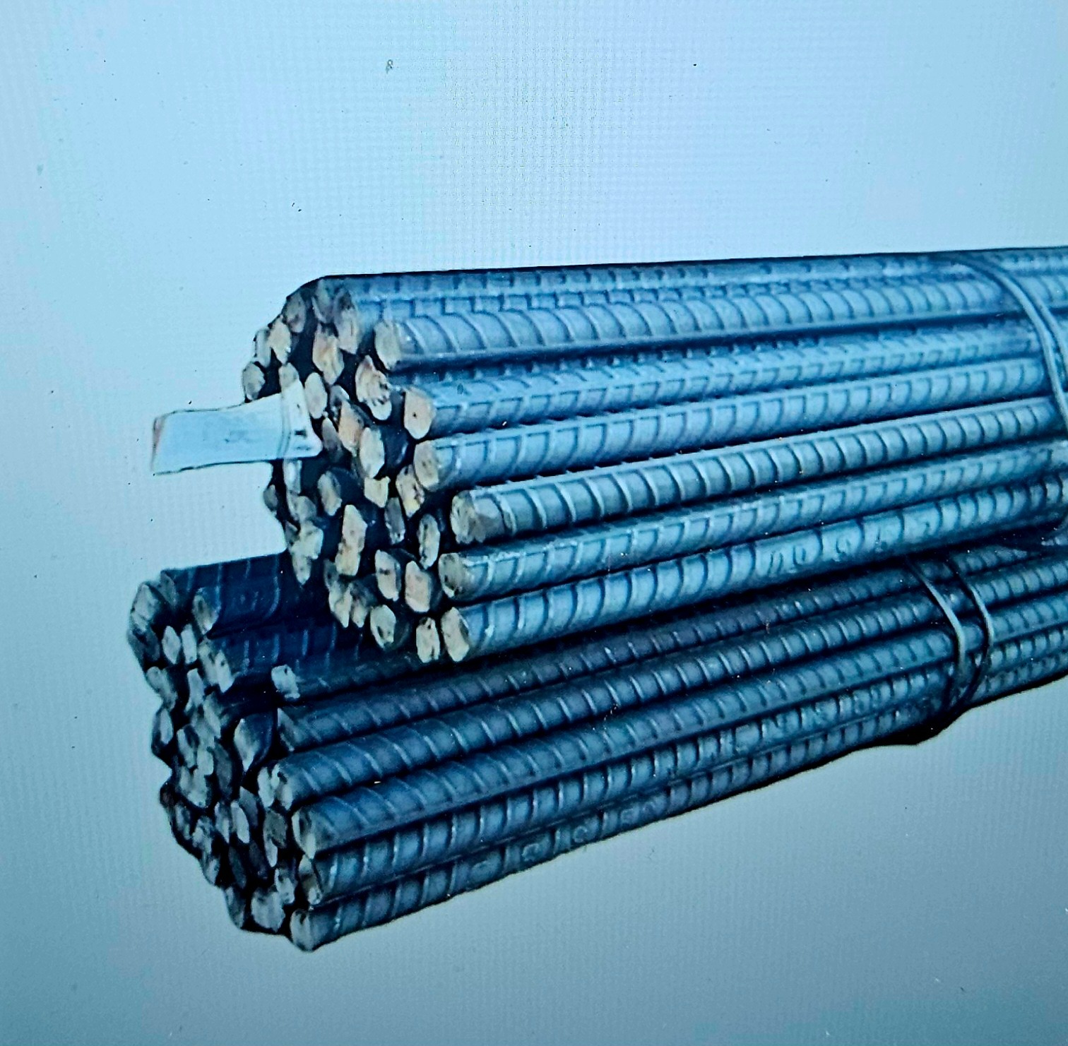 Dwa pęki żebrowanych prętów zbrojeniowych, spięte czarną taśmą, widoczne przekroje poprzeczne.