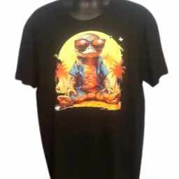 Czarna koszulka z nadrukiem kreskówkowej żółwi w okularach na tle plaży z palmami, prezentowana na manekinie.