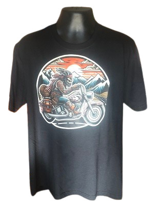 Czarna koszulka z nadrukiem motocyklisty-szkieletu na tle górskiego krajobrazu o zachodzie słońca, prezentowana na manekinie.