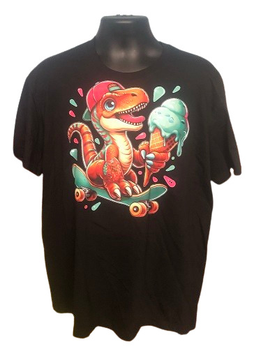 Czarna koszulka z nadrukiem kreskówkowego dinozaura na deskorolce, trzymającego loda, prezentowana na manekinie.