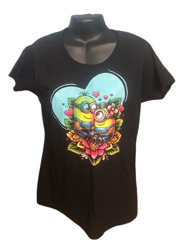 Czarna damska koszulka z nadrukiem dwóch Minionków w sercu, otoczonych kwiatami, prezentowana na manekinie.