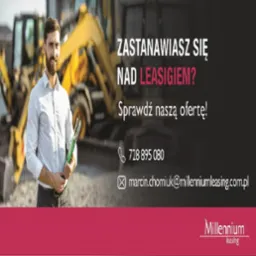 Uśmiechnięty mężczyzna w koszuli trzymający dokumenty na tle żółtej koparki i hasła reklamowego oferty finansowania.