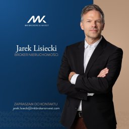 MK LUIZJANA SPÓŁKA Z OGRANICZONĄ ODPOWIEDZIALNOŚCIĄ SPÓŁKA KOMANDYTOWA - Portret mężczyzny w czarnym garniturze z założonymi rękami na tle podzielonym na granatowy i beżowy, z logo MK Brokers & Invest i danymi kontaktowymi.