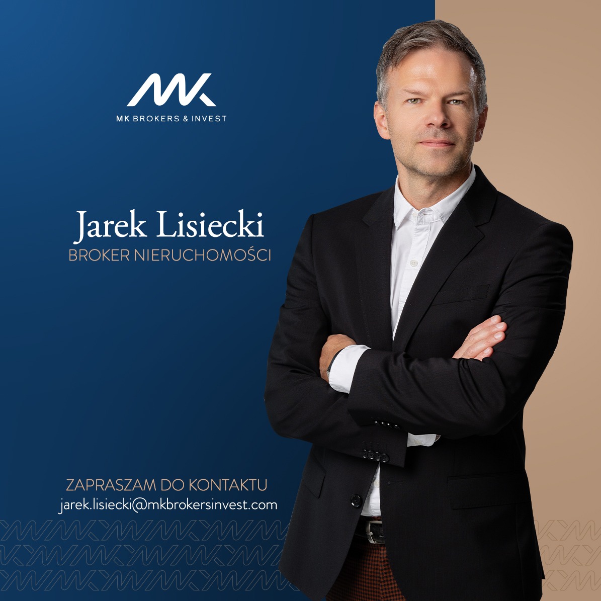 Portret mężczyzny w czarnym garniturze z założonymi rękami na tle podzielonym na granatowy i beżowy, z logo MK Brokers & Invest i danymi kontaktowymi.