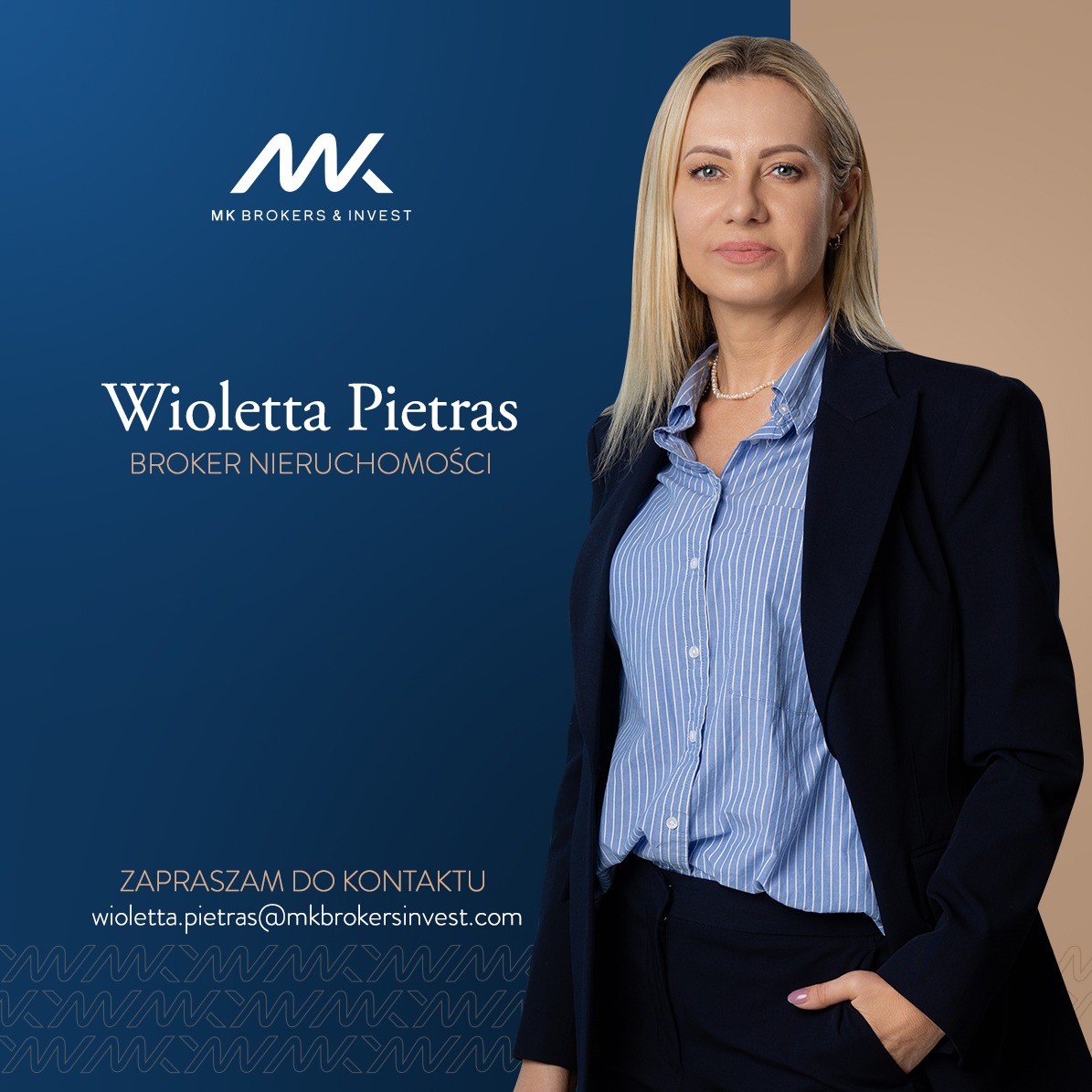 Profesjonalny portret kobiety, Wioletty Pietras, brokera nieruchomości w ciemnym garniturze i błękitnej koszuli w paski, na tle w kolorach granatu i beżu, z widocznym logo MK Brokers & Invest.