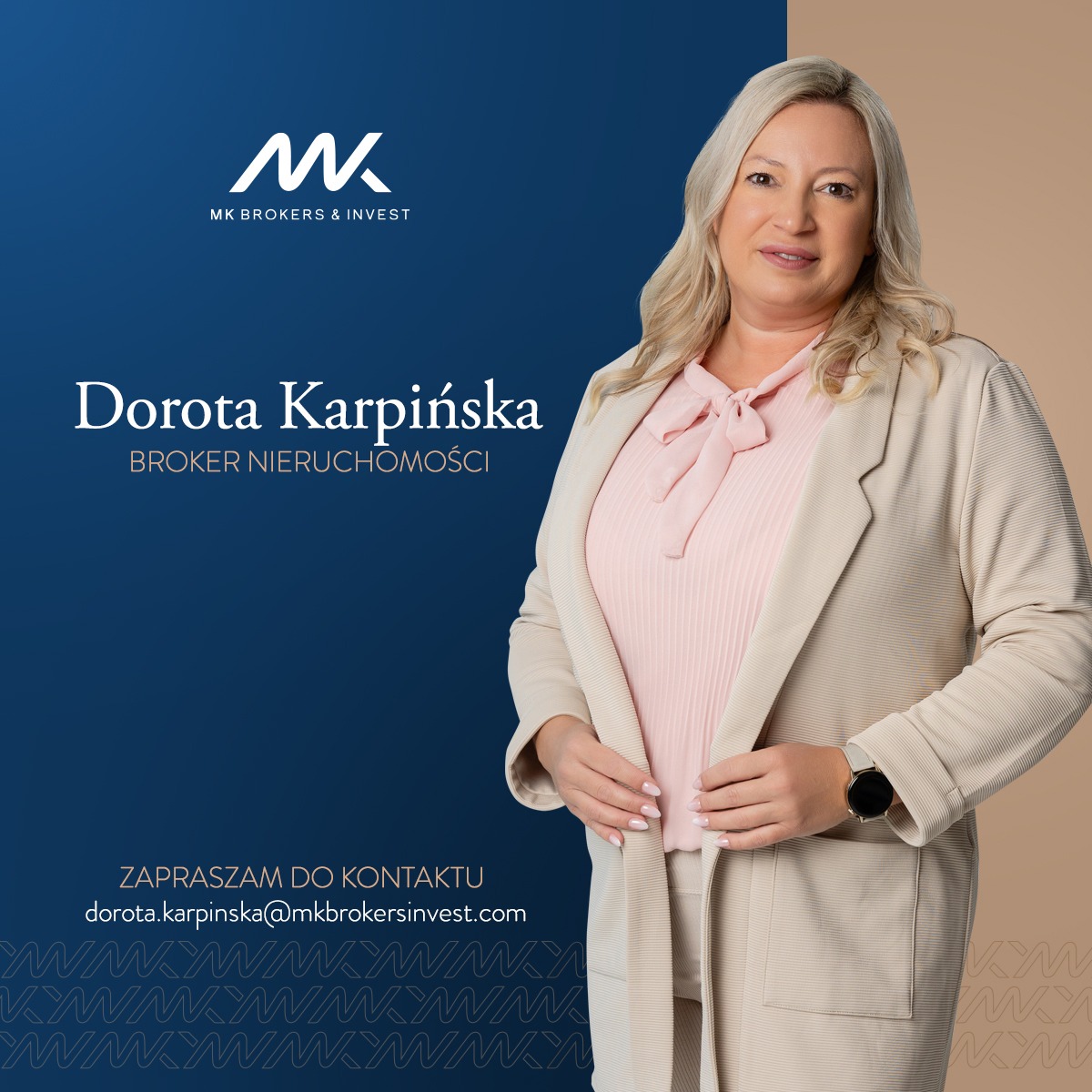 Portret kobiety, blondynki w beżowym garniturze i różowej bluzce z kokardą, z zegarkiem na ręce, na dwukolorowym tle z logo i danymi kontaktowymi brokera nieruchomości.