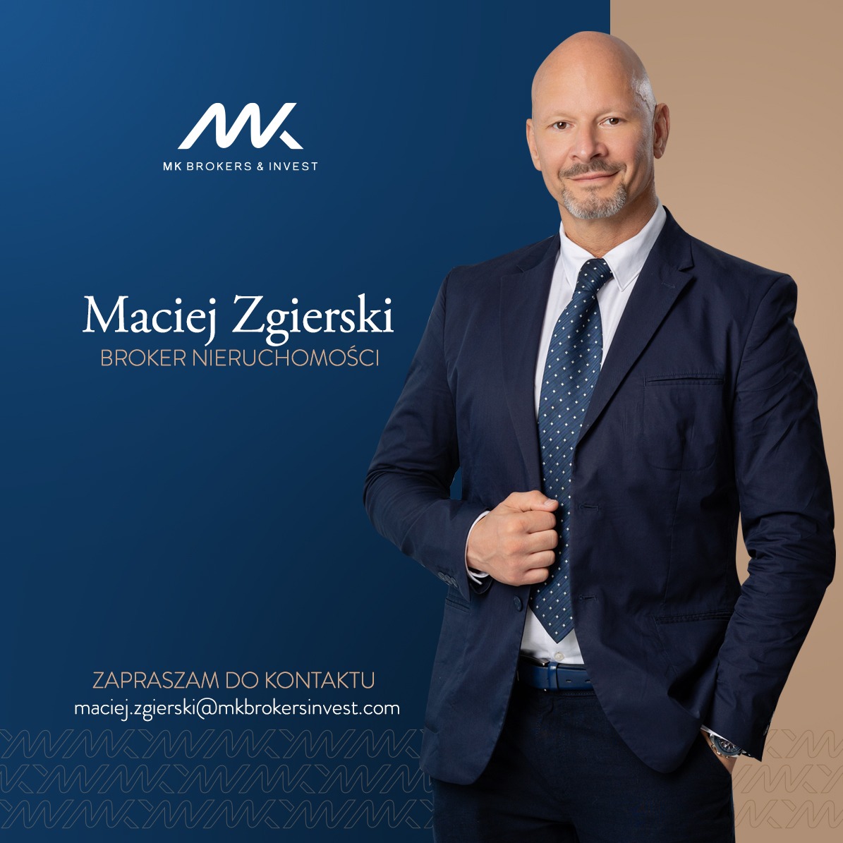 Portret uśmiechniętego brokera nieruchomości Macieja Zgierskiego w granatowym garniturze i krawacie w kropki, na tle w kolorach granatowym i beżowym z logo MK Brokers & Invest i danymi kontaktowymi.