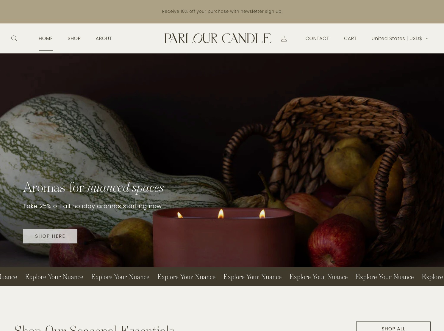 Strona internetowa Parlour Candle z jesienną kompozycją: dynia, koszyk z owocami i świeca. Napis: Aromas for nuanced spaces, 25% off all holiday aromas.