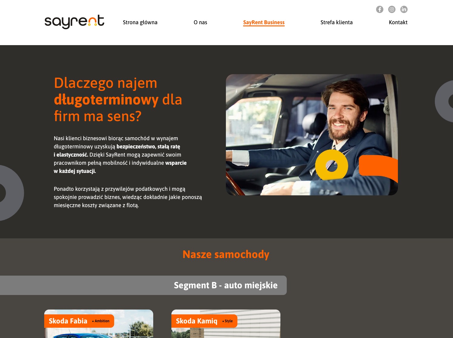 Strona internetowa firmy SayRent z ofertą długoterminowego wynajmu samochodów dla firm. Uśmiechnięty mężczyzna w garniturze za kierownicą auta.
