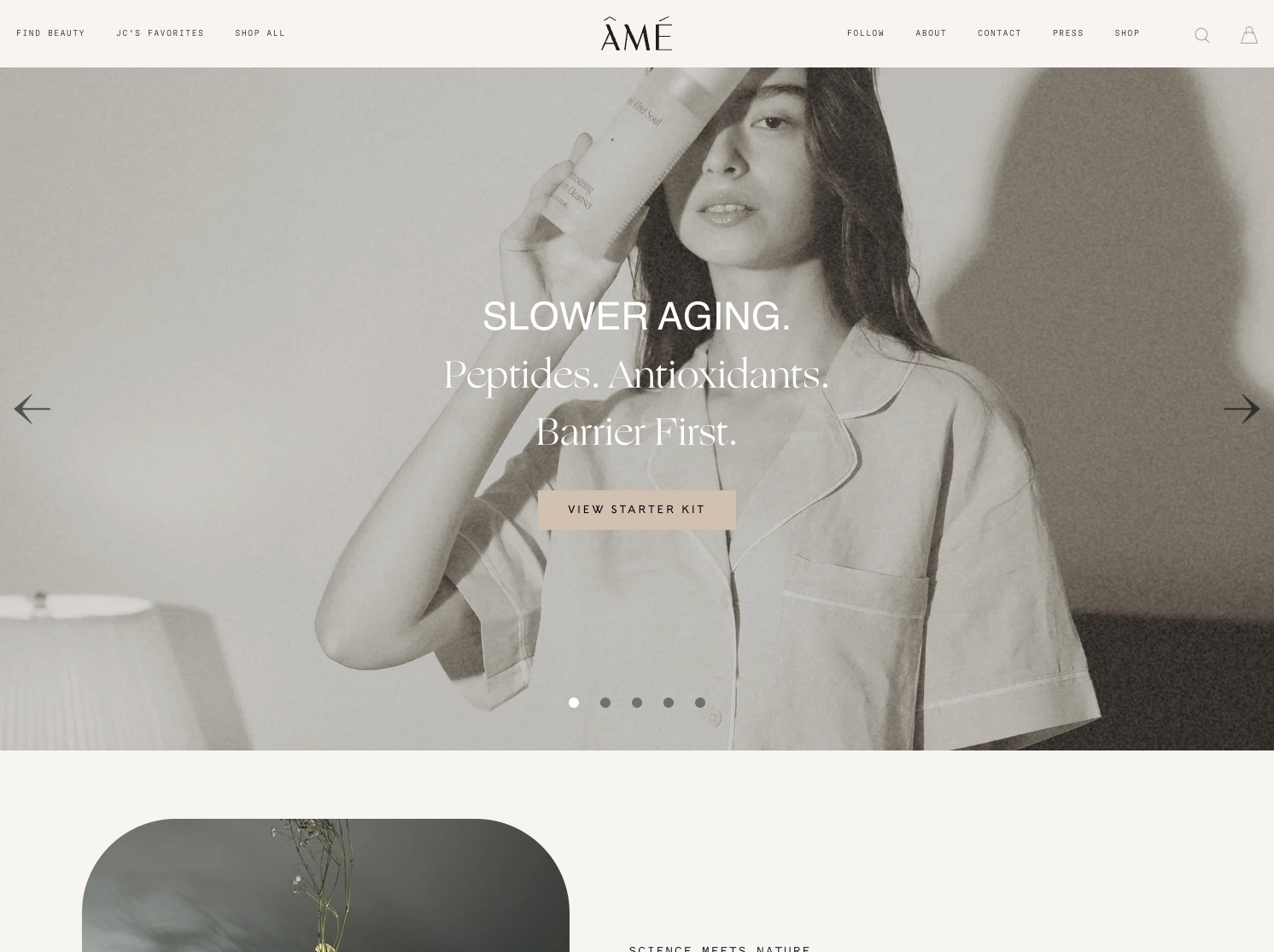 Strona internetowa marki kosmetycznej ÂMÉ z hasłem 'Slower Aging. Peptides. Antioxidants. Barrier First.', prezentująca produkt i modelkę w piżamie.