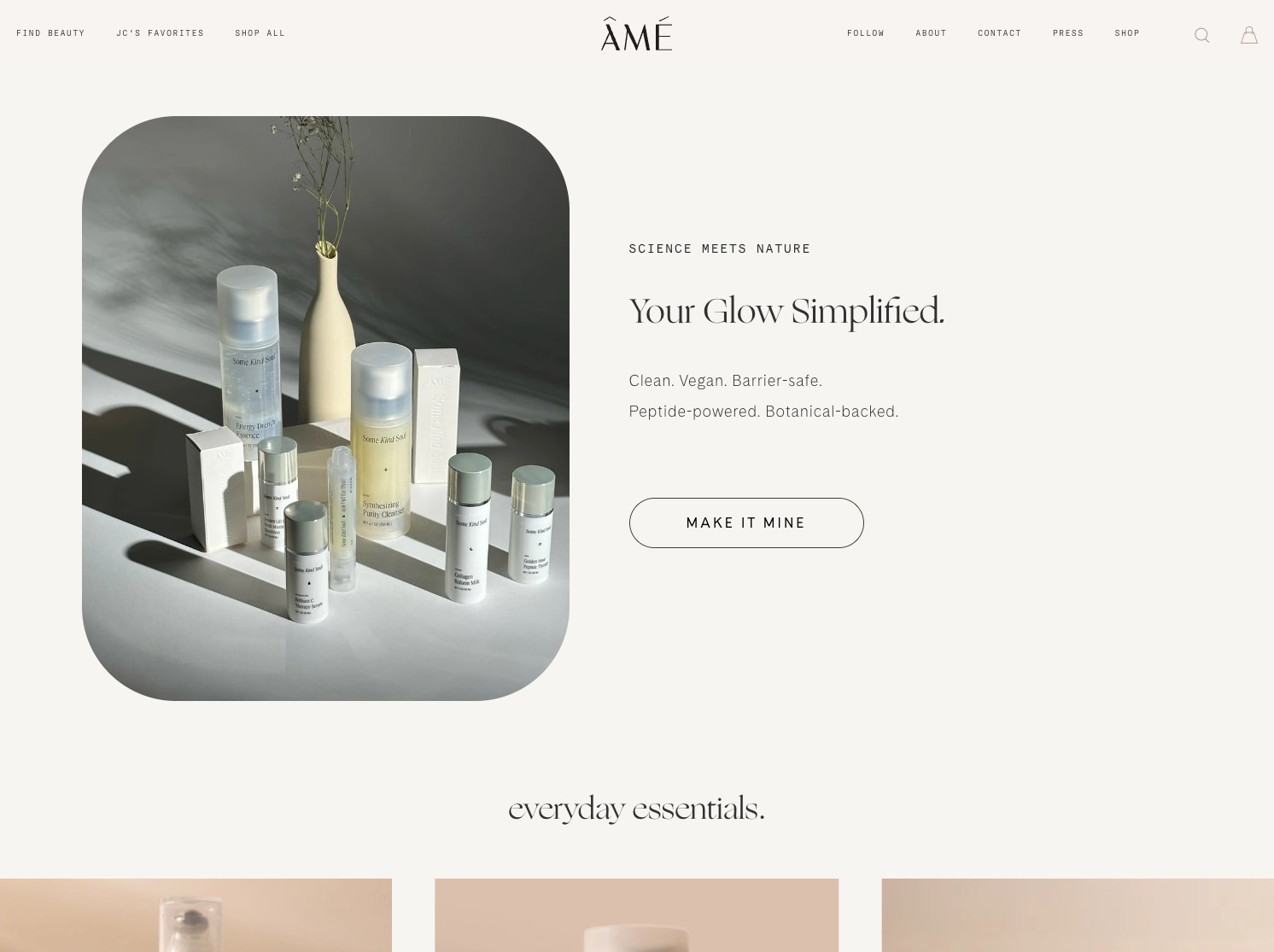 Minimalistyczna strona internetowa marki kosmetycznej ÂMÉ, prezentująca produkty do pielęgnacji skóry w neutralnej kolorystyce i z hasłem 'Your Glow Simplified'.