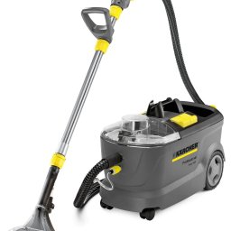 BÓBR CLEANING OLHA BEBRISA - Profesjonalny ekstraktor czyszczący Karcher Puzzi 10/1 z przezroczystą dyszą ssącą i zbiornikiem na wodę, widoczne detale konstrukcyjne i oznaczenia modelu.