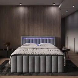 Nowoczesna sypialnia z szarą tapicerowaną ramą łóżka podświetloną fioletowym światłem LED, drewnianą ścianą z listwami i ciemnym dywanem na parkiecie.