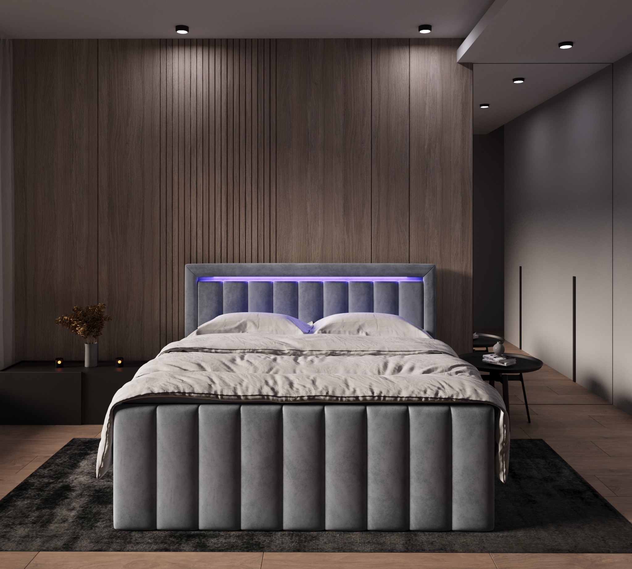 Nowoczesna sypialnia z szarą tapicerowaną ramą łóżka podświetloną fioletowym światłem LED, drewnianą ścianą z listwami i ciemnym dywanem na parkiecie.