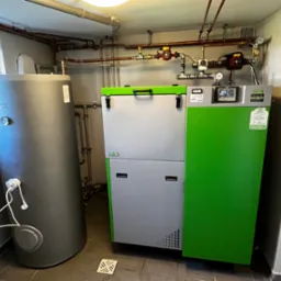 Piec pelletowy Sas Bio Efekt Plus 23 KW z obiegiem grzejnikowym oraz zasobnikiem ciepłej wody użytkowej 300 l