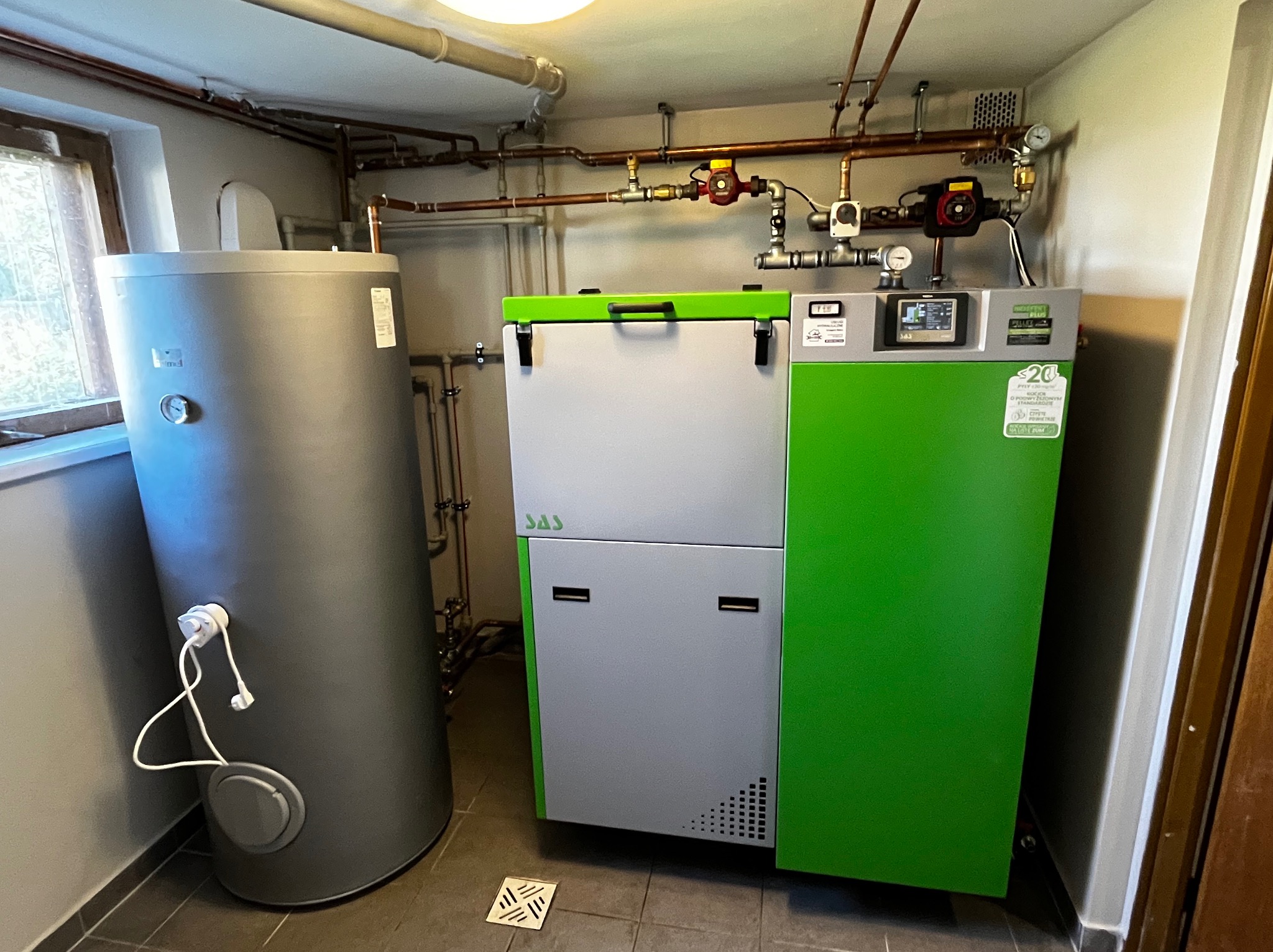 Piec pelletowy Sas Bio Efekt Plus 23 KW z obiegiem grzejnikowym oraz zasobnikiem ciepłej wody użytkowej 300 l