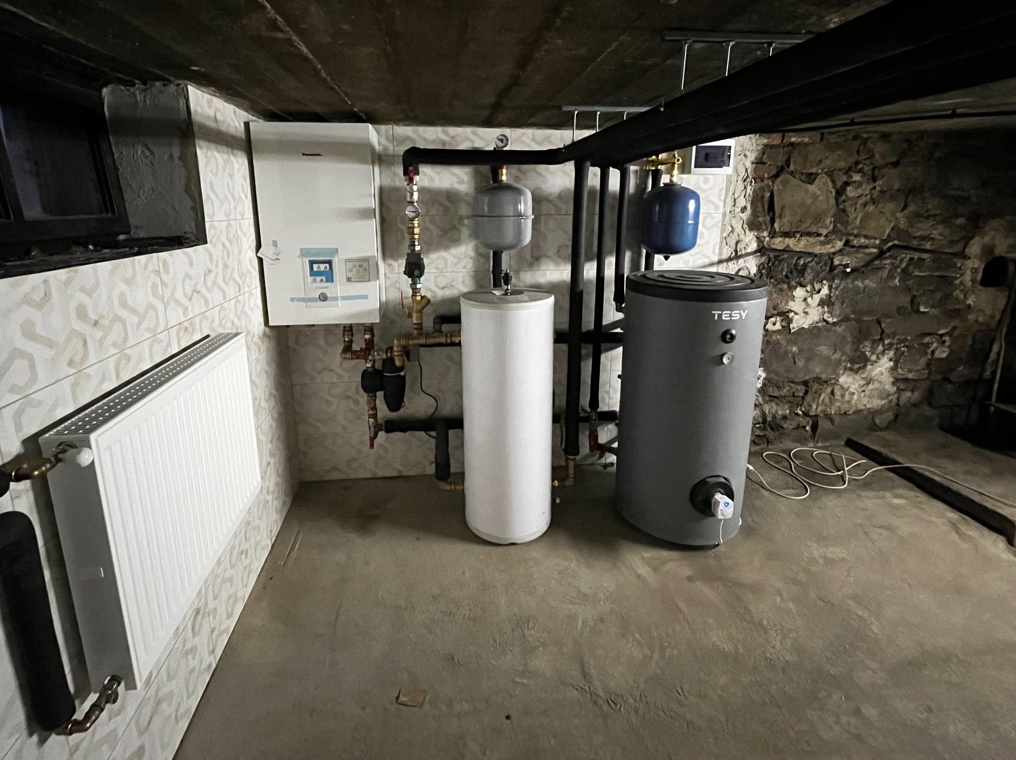 Pompa ciepła split firmy Panasonik z buforem 100l i zasobnikiem ciepłej wody użytkowej o pojemności 200l