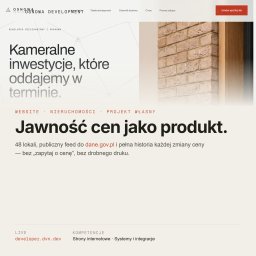 Digital Vantage - Nowoczesny projekt strony internetowej dewelopera, z logo 'OSNOWA DEVELOPMENT', nagłówkiem o inwestycjach i zdjęciem narożnika ceglanej ściany z drewnianą futryną. Widoczne sekcje o jawności cen...