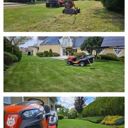 Hortus Michał Dombek - Szerokokątne ujęcie ogrodu z dwoma różnymi kosiarkami w trakcie pracy: jedna kosiarka samojezdna z koszem na trawę i druga kosiarka walcowa; w tle dom z panelami słonecznymi i ozdobnie przyciętymi...