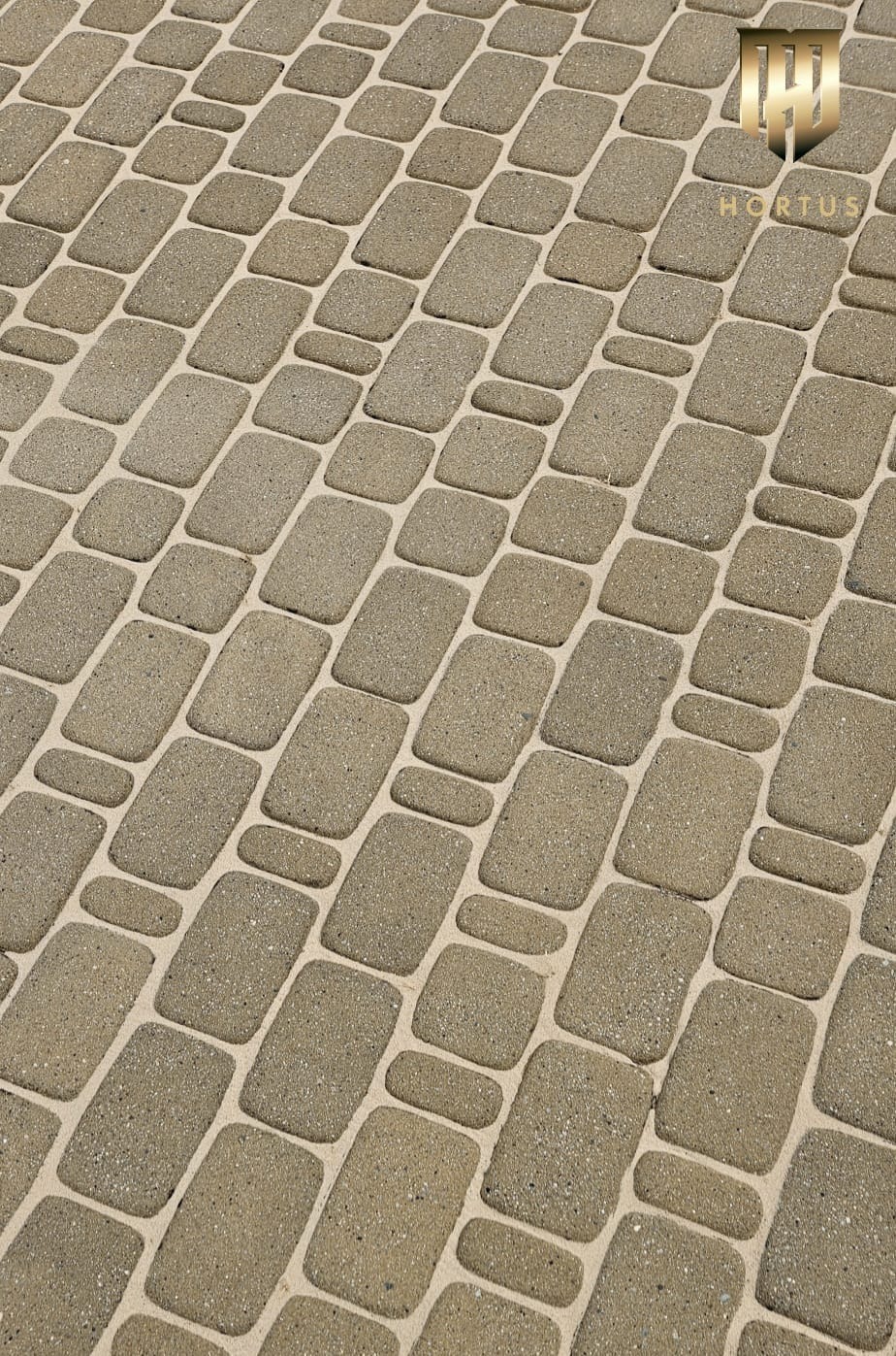 Ułożona kostka brukowa w odcieniach beżu i szarości, z widocznym logo producenta Hortus w prawym górnym rogu.