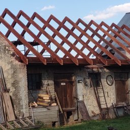 J.W.bud - Konstrukcja nowej drewnianej więźby dachowej na starym, kamiennym budynku gospodarczym, widoczna drabina i narzędzia