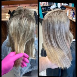 Salon fryzjerski Michał Jakubowski - Koloryzacja włosów blond: po lewej włosy przed zabiegiem z czarnymi klipsami, po prawej efekt końcowy strzyżenia i koloryzacji z chłodnym odcieniem blondu.