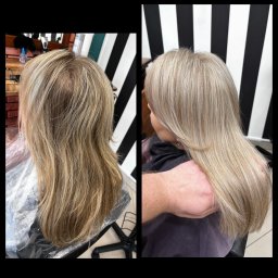 Salon fryzjerski Michał Jakubowski - Metamorfoza koloru włosów blond we Wrocławiu: zdjęcie 'przed' i 'po' zabiegu, ukazujące różnicę w odcieniu i kondycji włosa na tle czarno-białej ściany.