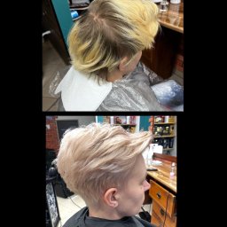 Salon fryzjerski Michał Jakubowski - Dwa ujęcia tej samej osoby przed i po koloryzacji i strzyżeniu w salonie fryzjerskim; widoczne odrosty przed i odświeżony blond po, z krótką, wystylizowaną fryzurą.