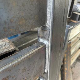 SPAWAMY NA JAKOŚĆ Marcin Dębiński - Spoina łącząca elementy metalowe konstrukcji w Zielonej Górze. Widoczne ślady rdzy i precyzyjne wykonanie spoiny. Detal konstrukcji stalowej.