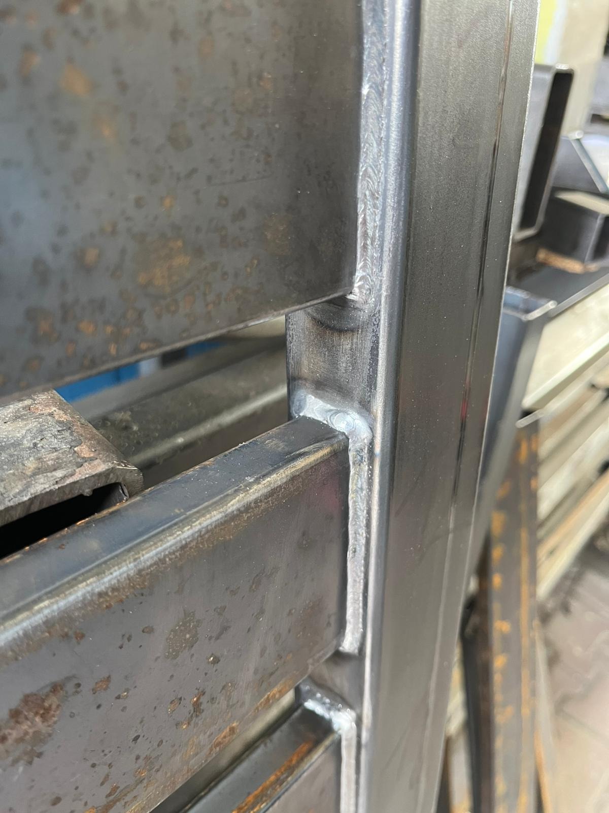 Spoina łącząca elementy metalowe konstrukcji w Zielonej Górze. Widoczne ślady rdzy i precyzyjne wykonanie spoiny. Detal konstrukcji stalowej.