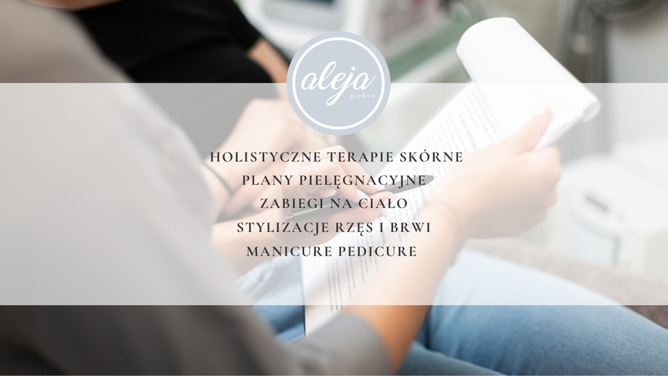 Osoba trzymająca otwarty notatnik z listą usług: holistyczne terapie skórne, plany pielęgnacyjne, zabiegi na ciało, stylizacje rzęs i brwi, manicure pedicure, logo Aleja Piękna w tle.