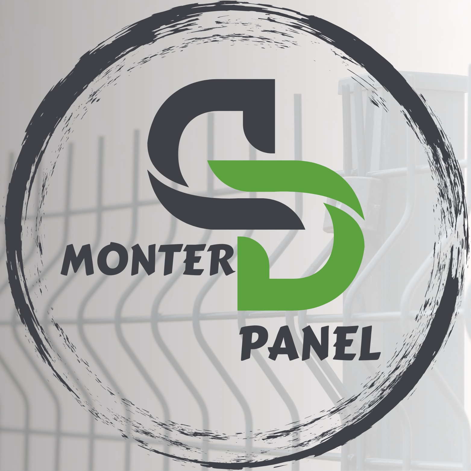Logo firmy z częściowo zielonym i szarym symbolem graficznym, napisem MONTER PANEL i rozmytym tłem z fragmentem panelowego ogrodzenia.