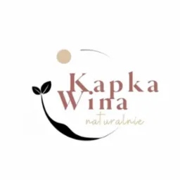 Logo firmy z napisem 'Kapka Wina naturalnie', stylizowane na naturalne składniki, z listkiem i kolorem ziemi.