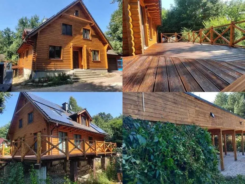 Kolaż czterech ujęć drewnianego domu z bali: front z schodami, taras z drewnianą podłogą, elewacja z panelami słonecznymi na dachu oraz zadaszenie z drewnianą konstrukcją, częściowo zasłonięte...
