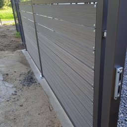 ADM Usługi Spawalnicze - Nowoczesna brama wjazdowa przesuwna z poziomymi panelami imitującymi drewno, zamontowana na betonowej podstawie, widok z boku na mechanizm zamykający.