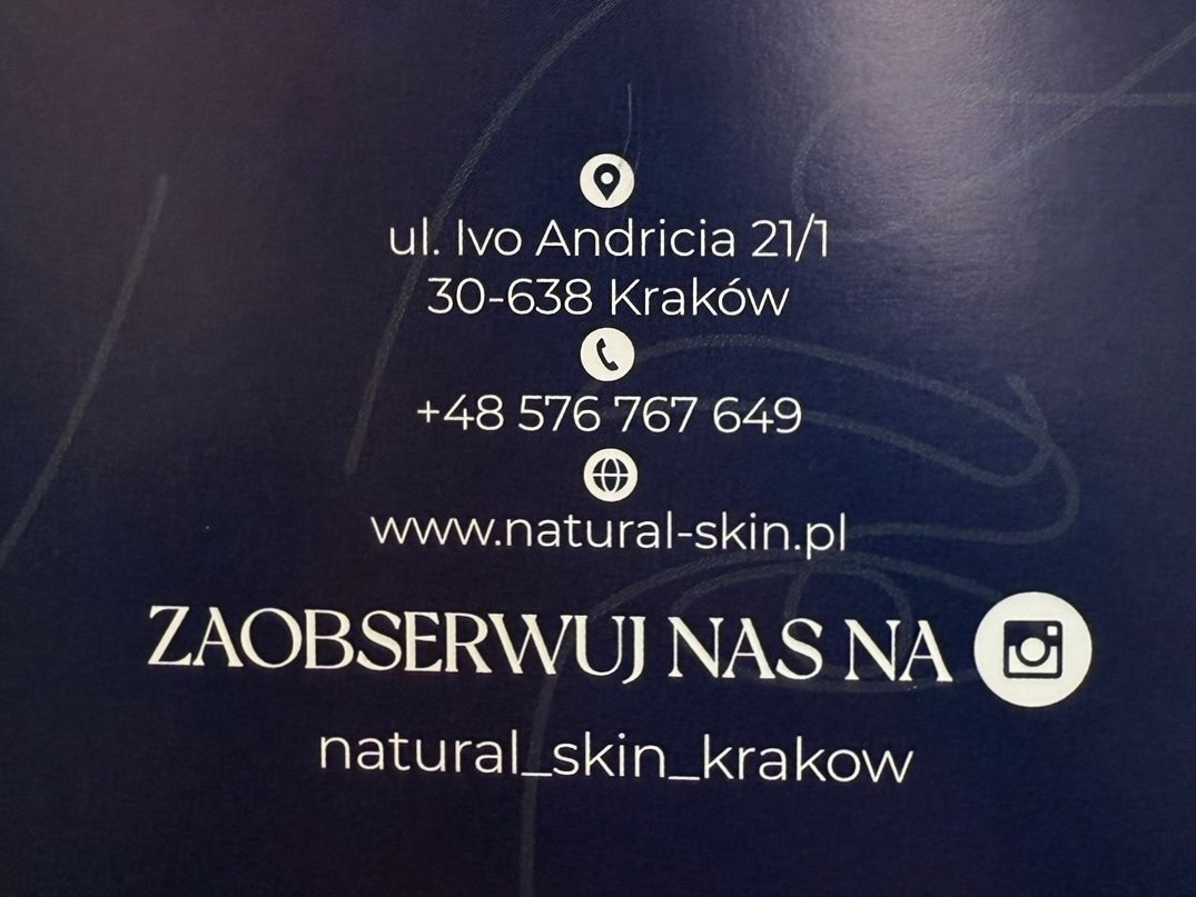 Wizytówka salonu Natural Skin Kraków z adresem, numerem telefonu, adresem strony internetowej i zaproszeniem do obserwowania na Instagramie.