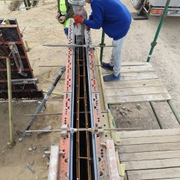 Zalanie murku na śmietnik 