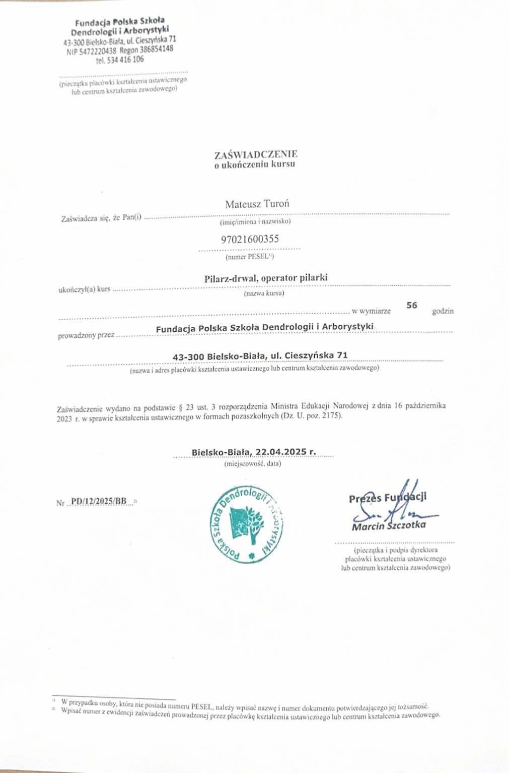 Skan zaświadczenia o ukończeniu kursu pilarza-drwala, operatora pilarki przez Mateusza Turonia, wydane przez Fundację Polską Szkołę Dendrologii i Arborystyki.