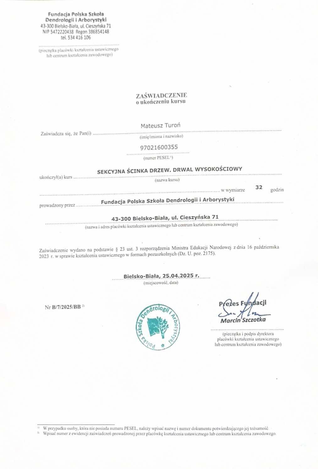 Skan zaświadczenia o ukończeniu kursu sekcyjnej ścinki drzew i prac wysokościowych, wydanego przez Fundację Polską Szkołę Dendrologii i Arborystyki. Dokument zawiera dane osobowe.